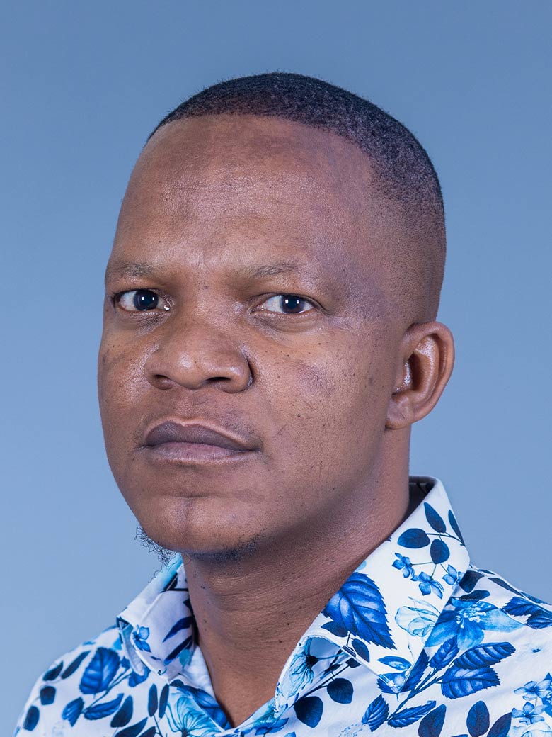 Dr B Tlharesakgosi